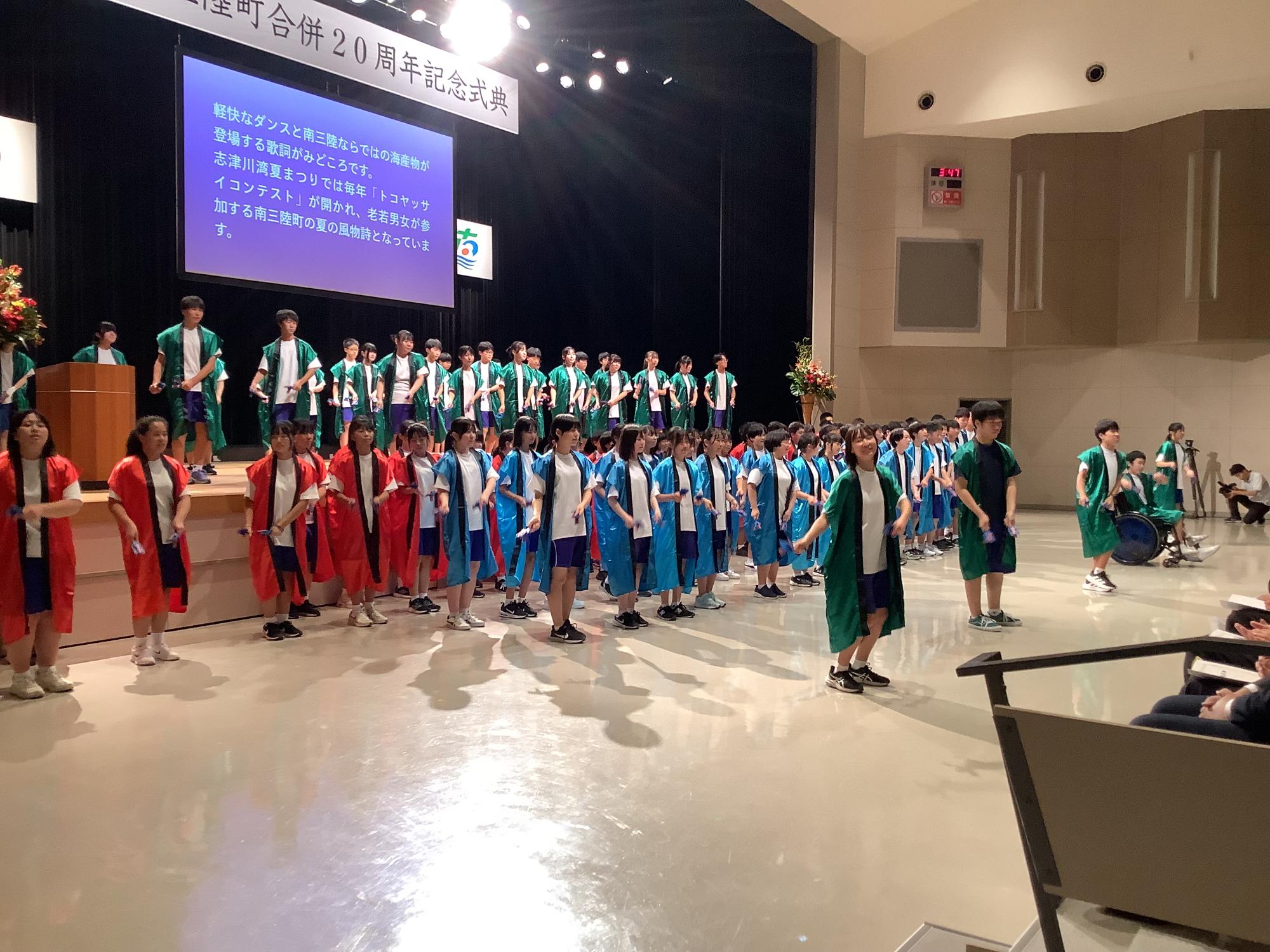 トコヤッサイを踊っている様子