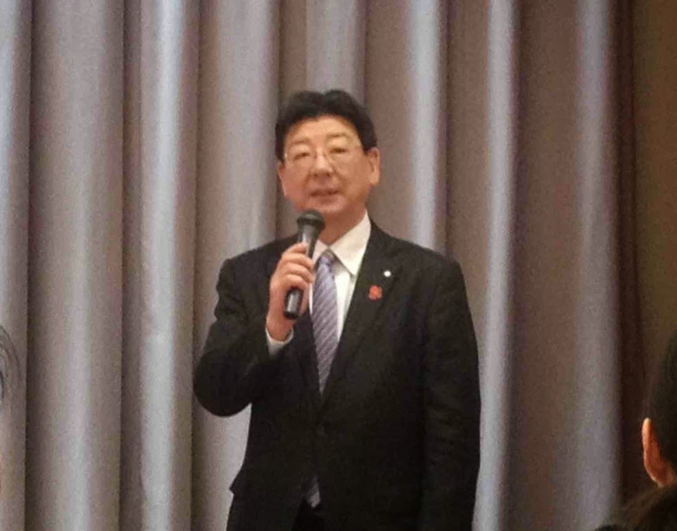 佐藤町長がマイクを片手に挨拶をしている写真