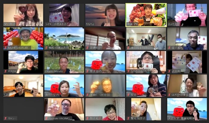 多数の人々がオンライン会議ツールを使って画面越しに集まり、それぞれが飲み物やご当地商品を手に持って笑顔で交流している様子の写真