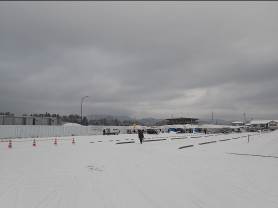 設営前の、一面に雪が積もった、広い会場の写真