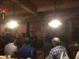 ジャズ演奏を見ている観客の様子を後方から撮影した写真