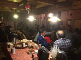 テーブルには飲み物や食べ物が置かれ、たくさんの観客でにぎわっている演奏ツアーの会場の様子の写真