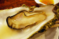 蓋を外したカキのアップ写真