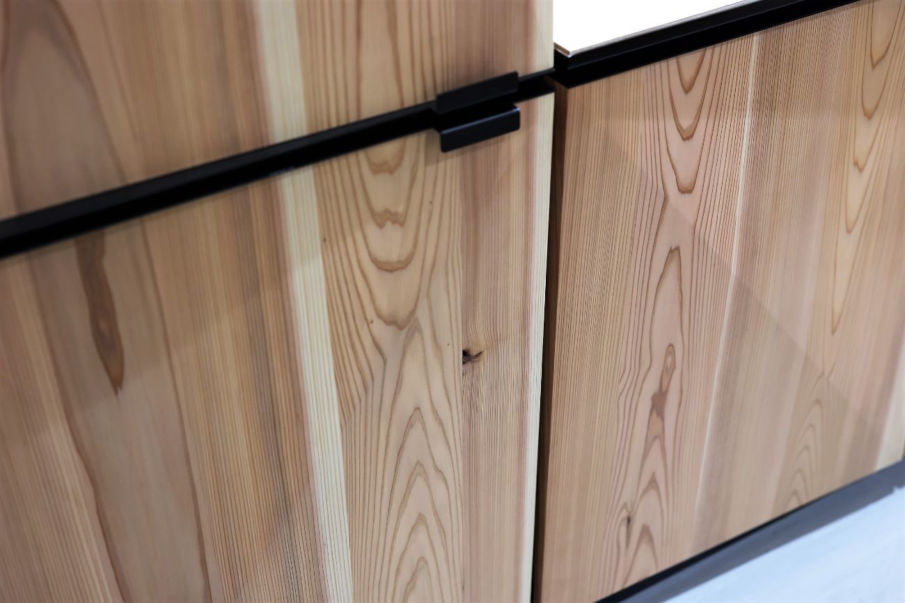 木目の模様がはっきりと見えるキッチンの扉部分を近くから撮影した写真