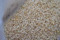 精米された玄米が袋に入っているアップの写真