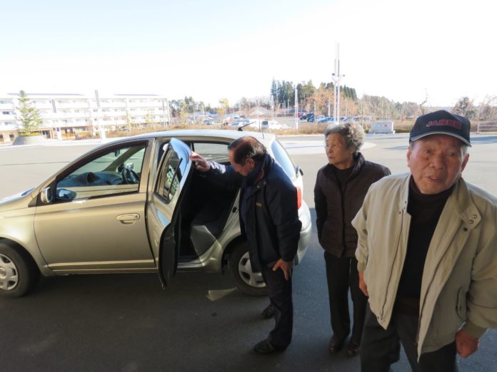 「コミュニティ・カーシェアリング」を利用した山内さん夫婦が車から降りて来る様子の写真