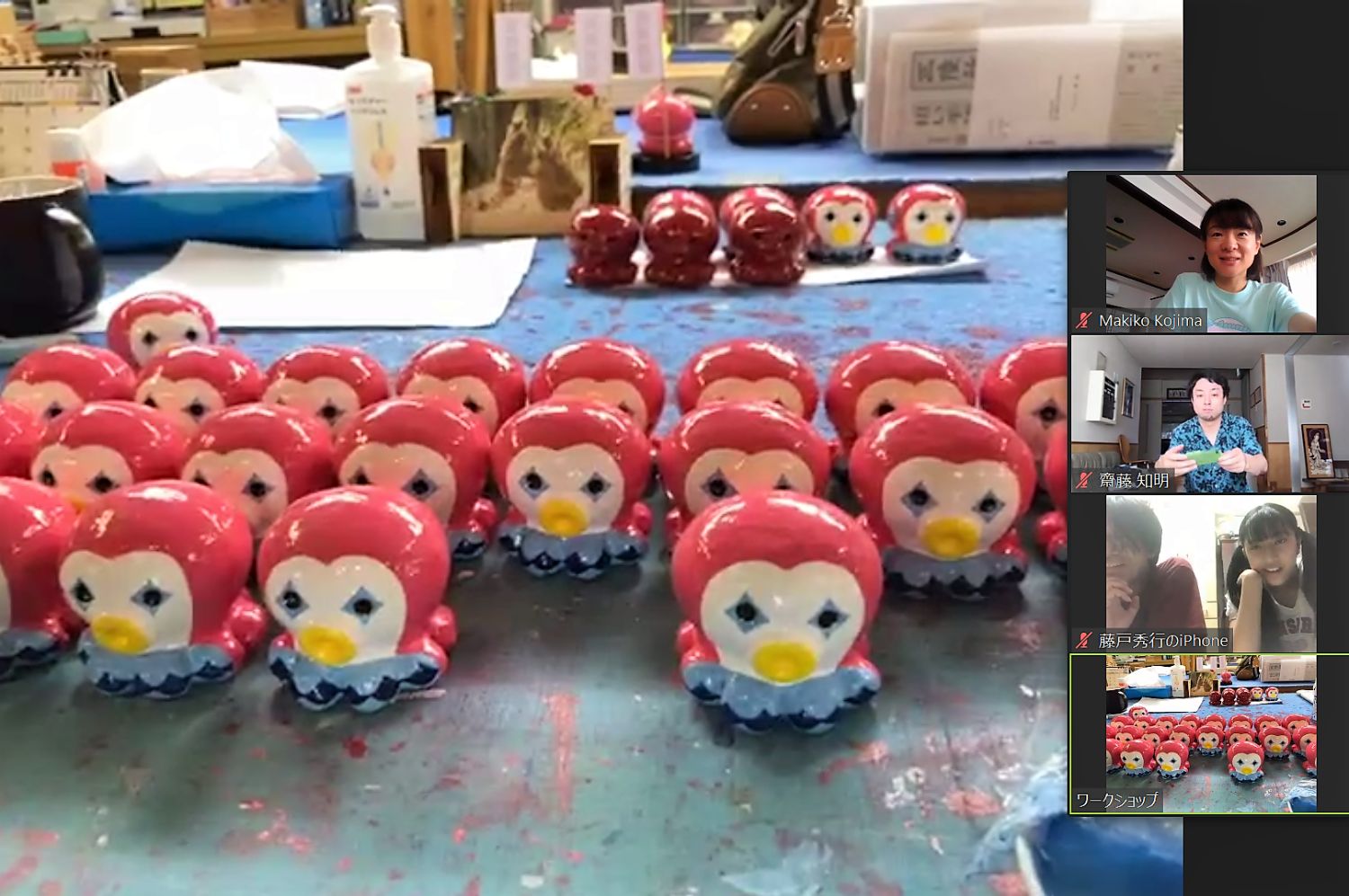 机の上にたくさんの赤くて白い「アマビエ」バージョンのオクトパス君人形が並んでいる様子が映っている画面共有中のオンラインワークショップの写真
