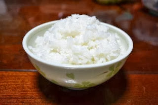 茶碗によそった真っ白いごはんの写真