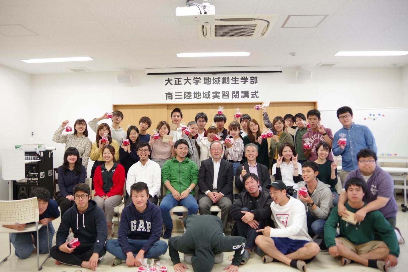 大正大学地域創生学部南三陸地域実習開講式に参加した人々が屋内で横一列に並び、記念写真を撮っている写真