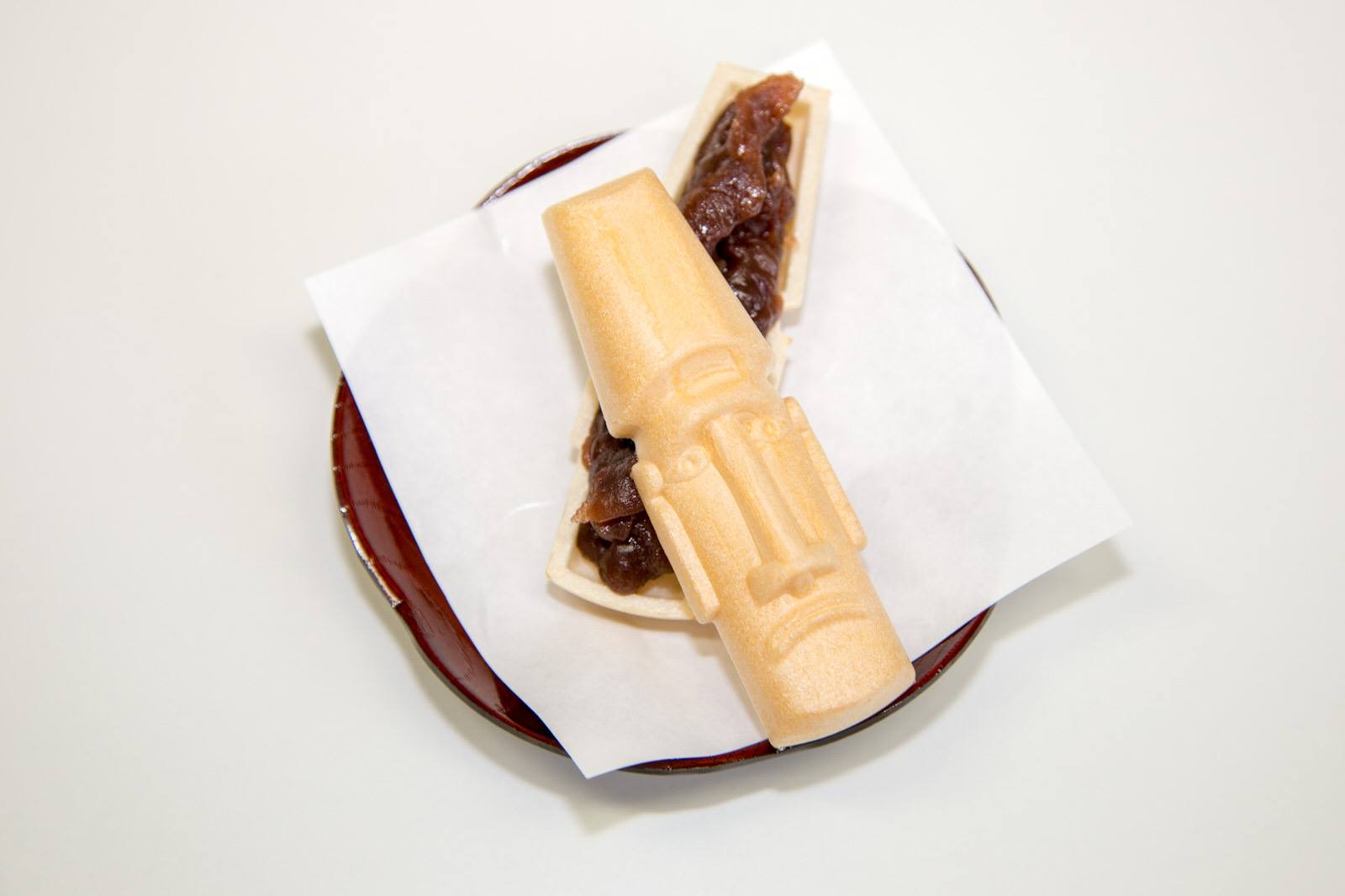 モアイの顔を形どった最中に粒あんが挟まれている写真