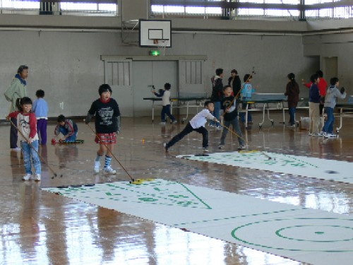 体育館に色々なコーナーが設けられ、子どもたちがそれぞれのコーナーのニュースポーツを楽しんでいる様子の写真