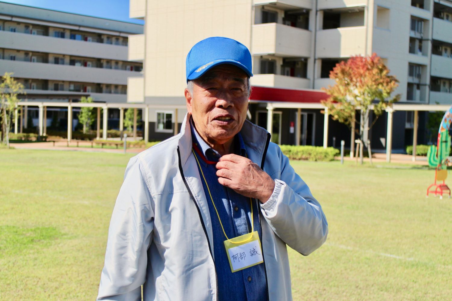 青い帽子をかぶった阿部誠さんが話をする様子の写真