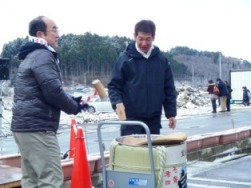 樽に入った祝い酒の蓋を木製の木槌で叩いて鏡開きを行っている様子を写した写真