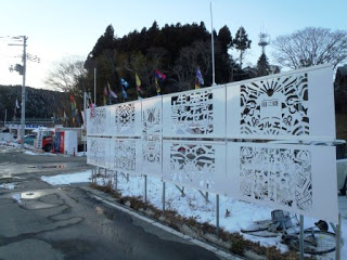 道路沿いにの白いきりこパネルが並んでいる写真