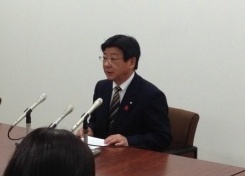 佐藤町長がマイクの前で定例記者会見をしている様子の写真