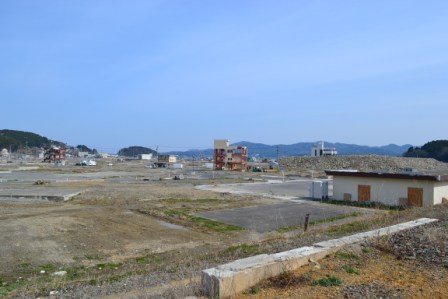 地面がむき出しになっている整地された土地が広がっている写真