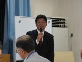 佐藤町長がマイクをもって話をしている写真