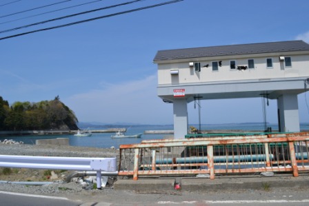 広がる海の手前に長清水の水門が建っている写真