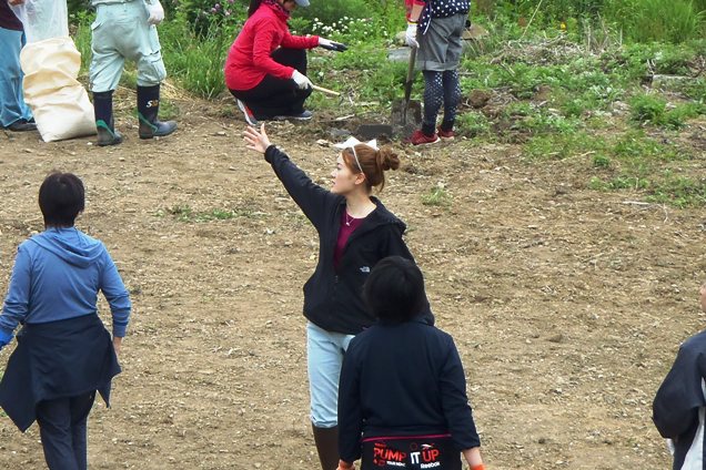 ひのあんじさんが指差しして参加されたボランティアの方に説明しており、周りでも作業している人が写っている写真