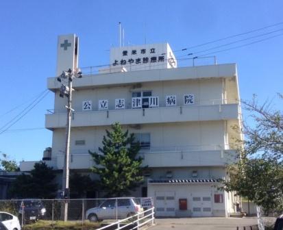 建物の正面に「公立志津川病院」と大きく書かれ、屋上には緑の十字マークの塔屋がある白い3階建ての病院の建物の公立志津川病院の外観写真