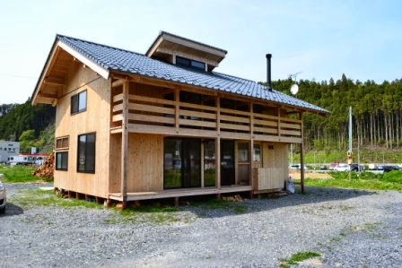 自然に囲まれた敷地に建てられた、木のぬくもりを活かした新しい二階建ての「さんたろう館」の外観写真