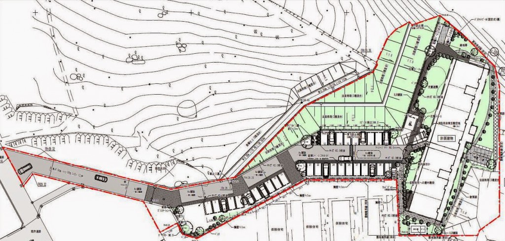 等高線が描かれた斜面地に沿って整備された敷地内に、駐車場や道路、緑地を挟んで住宅棟が配置されており、敷地の輪郭が赤い線で囲まれている町営枡沢復興住宅の配置図の写真