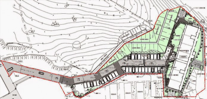 等高線が描かれた斜面地に沿って整備された敷地内に、駐車場や道路、緑地を挟んで住宅棟が配置されており、敷地の輪郭が赤い線で囲まれている町営枡沢復興住宅の配置図の写真