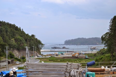 建設現場の先に港と海が見える風景の写真