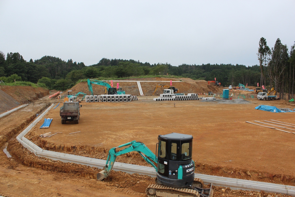 造成工事が進む現場で、複数の重機が作業している広い土地の写真