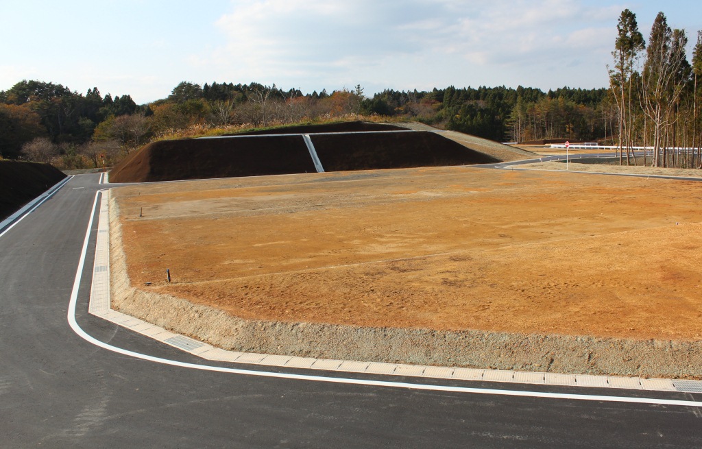 舗装された道路と整地された土地が見える、住宅建設前の造成地の完成直前の写真