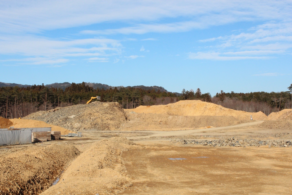 掘削と整地作業が進む建設準備中の丘陵地の風景写真