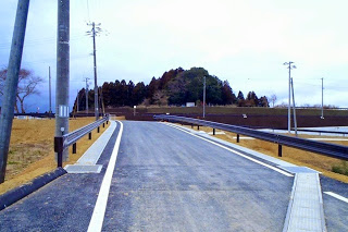 きれいに舗装された団地入口を写した写真