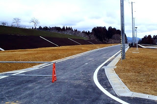 バリケードがされた奥にはきれいに舗装された道路が続いている写真