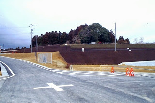 右奥の建設予定地がきれいに整備されている写真