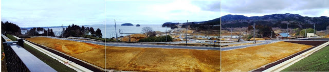 奥に海が広がり、右手には山々、手前に平地があり道路も整備されたパノラマ写真