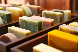 黄色やベージュ、緑などの四角い固形石鹸が並べられている写真