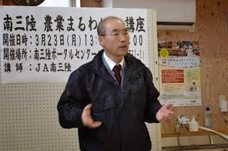 男性が両手を前に出しながら説明をしている写真