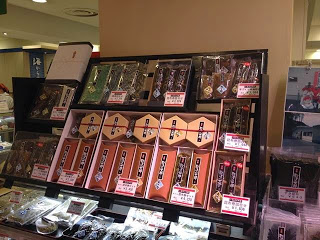 柱に贈答用の商品がきれいに並べられている写真