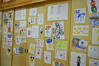 たくさんの絵が壁に貼られている写真