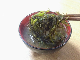 お椀にいれたふのりを箸で持ち上げている写真