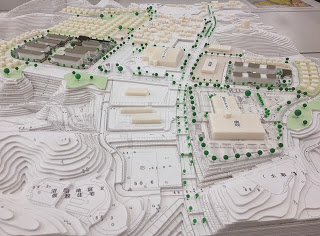 白い地形模型に建物や道路、緑地が立体的に表現され、街の構成や高低差が視覚的に把握できる模型図の写真