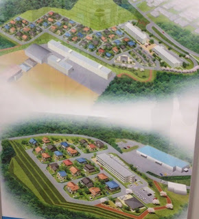 上段に住宅街と学校、下段に住宅と病院が一体となった街の構成が描かれている、二段構成になった完成イメージ図の写真