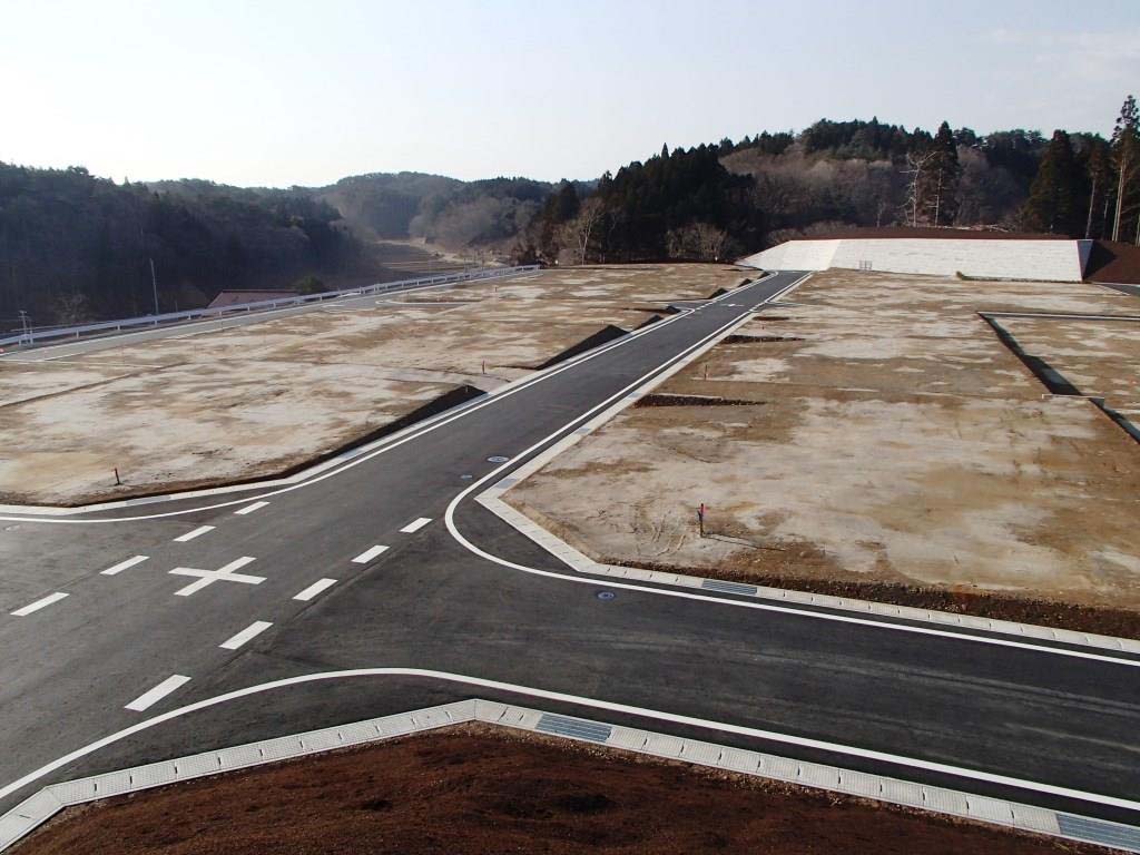 道路が完成し区画ごとの整地が済んだ新興住宅地造成地の完成後の写真