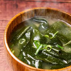 お味噌汁の中にたくさんの大きなわかめが入っている写真