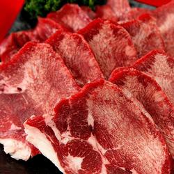 厚切りの牛タンステーキがたくさん並んでいる写真