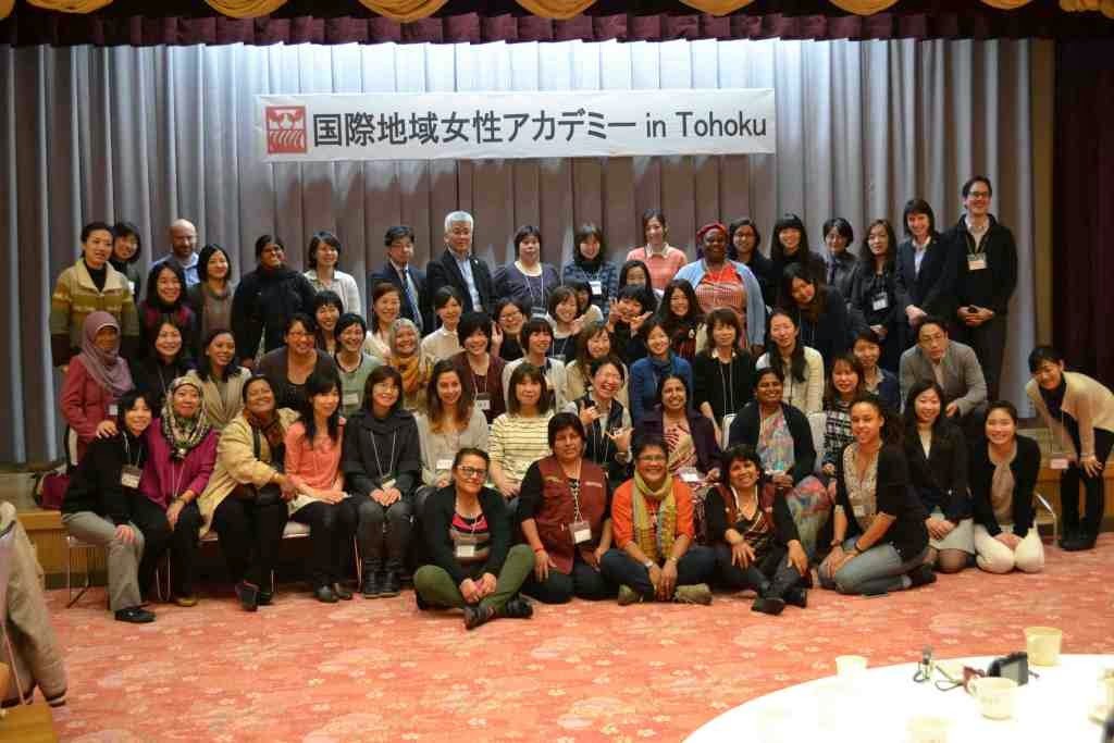 国際地域女性アカデミーin Tohokuの幕の下で参加者の人たちがあつまり記念撮影をしている集合写真