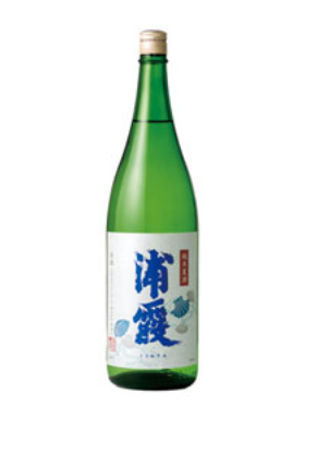 「浦霞」と青い文字で書かれた白いラベルが貼られた緑色の酒瓶の写真