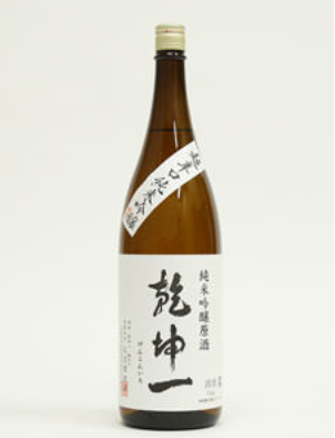 墨で書かれた「乾坤一」の文字がプリントされた白いラベルの茶色の酒瓶の写真