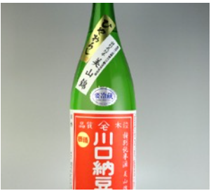 緑色の瓶に赤と白のラベルが貼られていて「川口納豆」と書かれた日本酒のボトルが正面から撮影されている写真