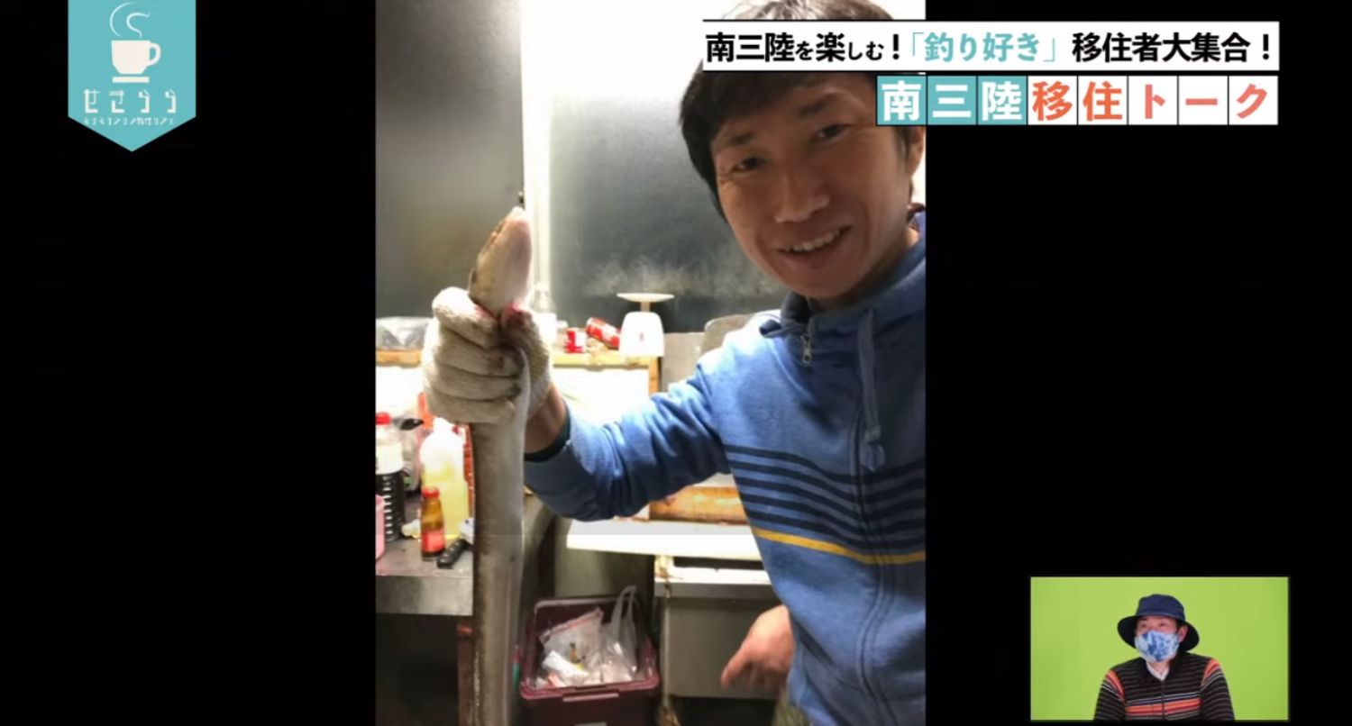 男性がアナゴを手に持って笑顔で見せている室内の様子が映っており、画面右下には帽子とマスクを着けた別の男性がワイプがあるYouTubeが表示された画面キャプチャ